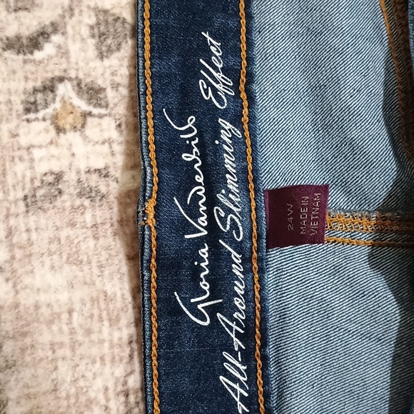 Gloria Vanderbilt All-Around Slimming Effect Plus Size Zip-Front Capri jeans - Picture 6 of 6